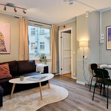 Torgalmenningen Town Square, Yet Quiet, Elevator In Building Apartmán